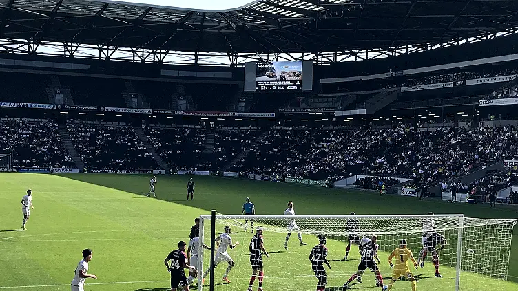 老照片风格的高原球场与看台实拍(个人层面的标志)